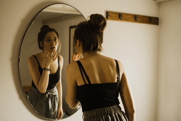 Девушка перед зеркалом