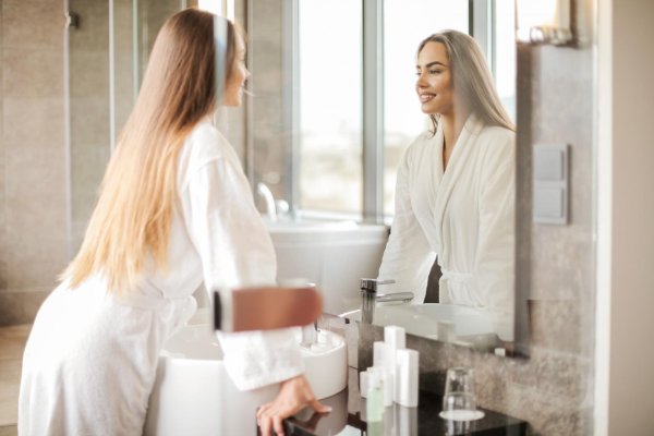 Девушка перед зеркалом