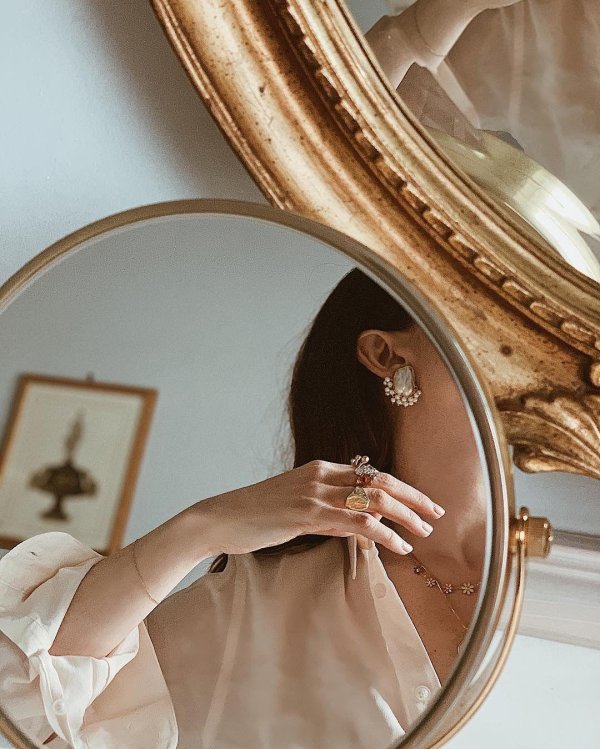 Девушка перед зеркалом