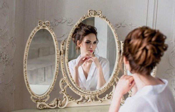 Девушка перед зеркалом