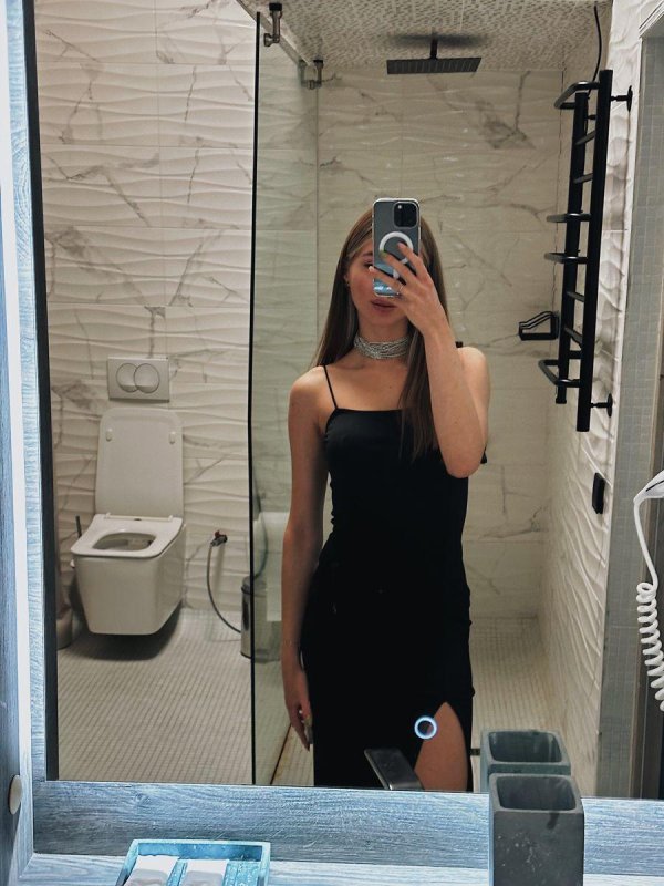 Девушка перед зеркалом