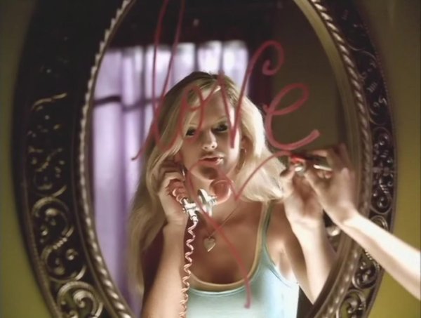 Девушка перед зеркалом