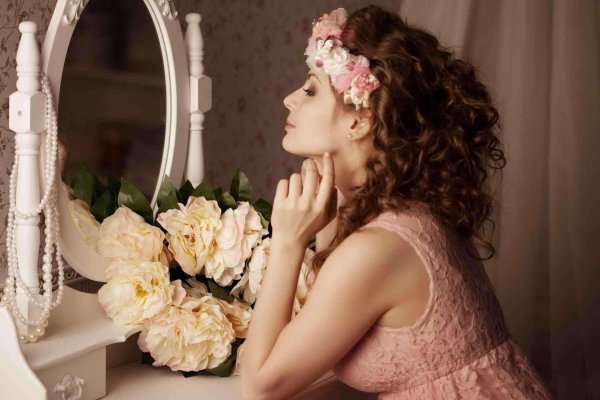 Девушка перед зеркалом