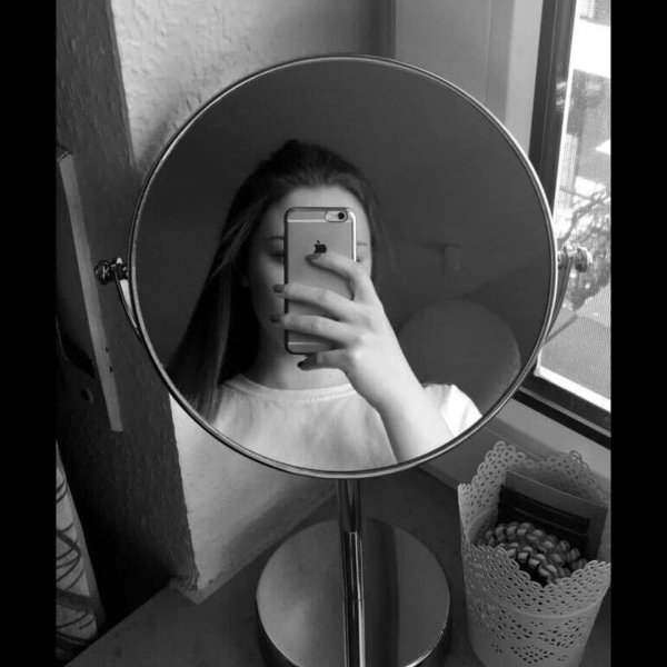 Девушка перед зеркалом