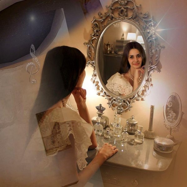 Девушка перед зеркалом