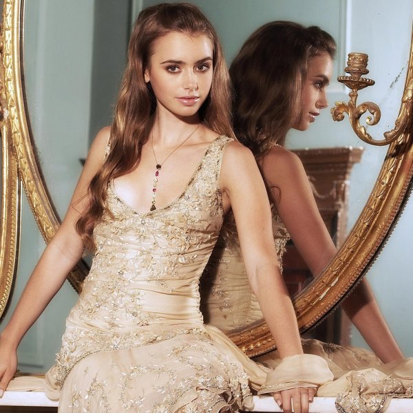 Девушка перед зеркалом