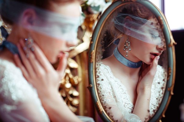 Девушка перед зеркалом
