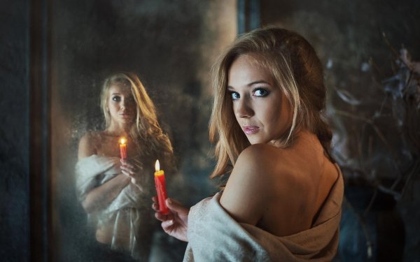 Девушка перед зеркалом