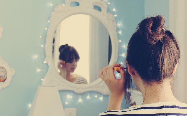 Девушка перед зеркалом