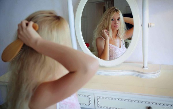 Девушка перед зеркалом