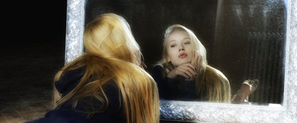 Девушка перед зеркалом