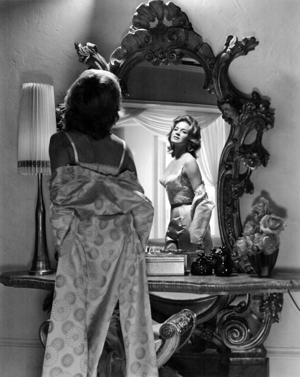 Девушка перед зеркалом