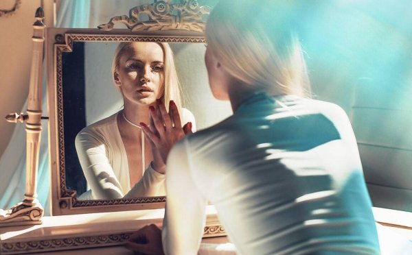 Девушка перед зеркалом