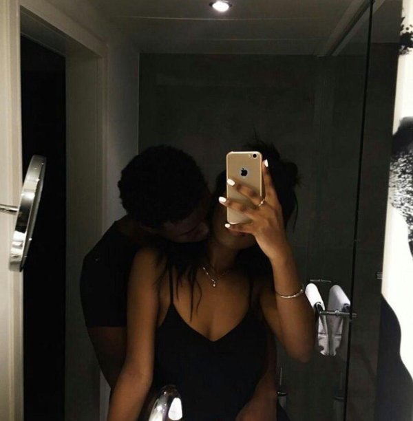 Девушка перед зеркалом