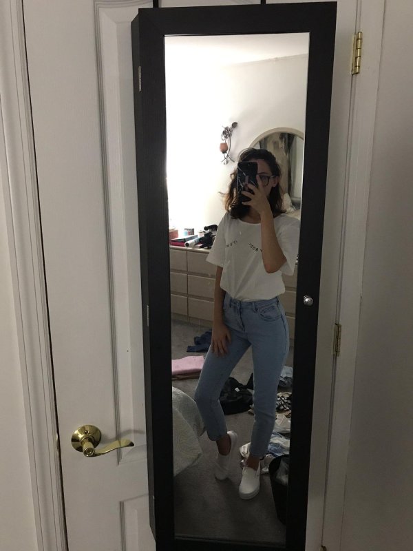 Девушка перед зеркалом