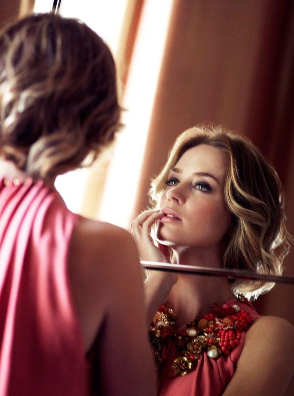 Девушка перед зеркалом