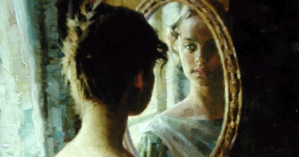 Девушка перед зеркалом