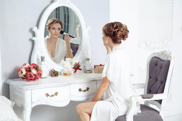 Девушка перед зеркалом