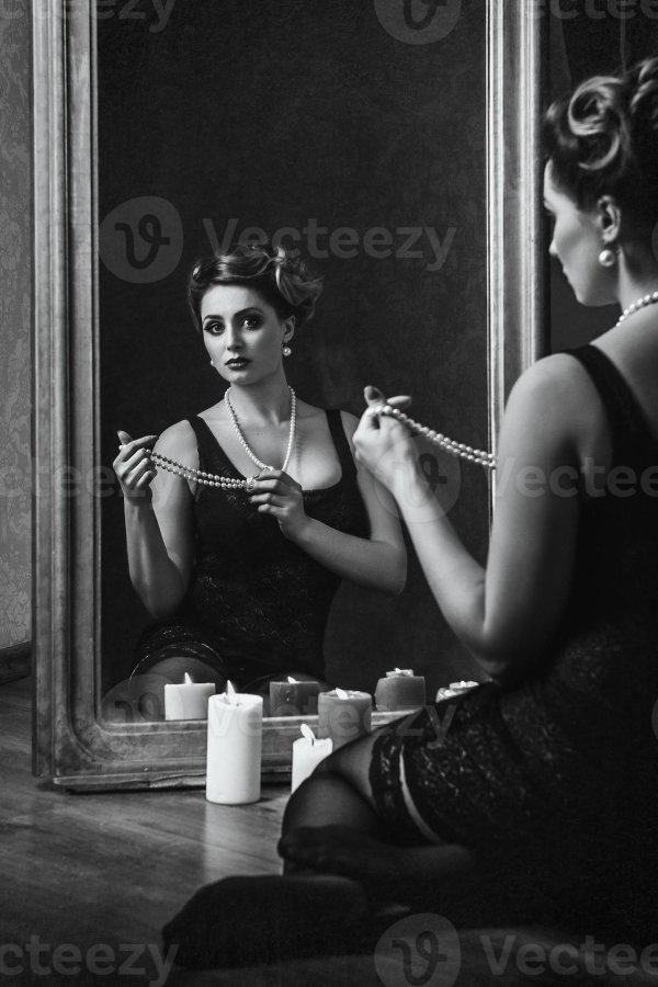 Девушка перед зеркалом