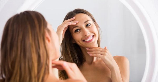 Девушка перед зеркалом