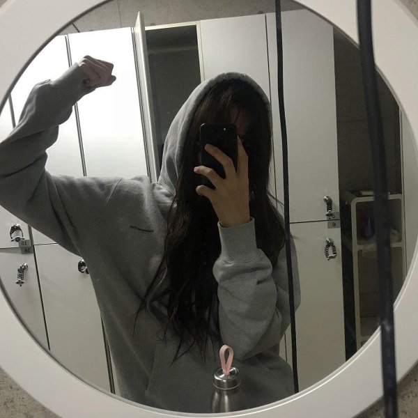 Девушка перед зеркалом