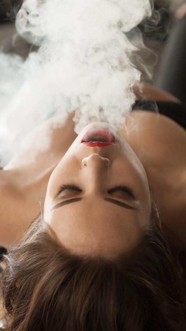 Дым и девушка