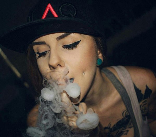 Дым и девушка