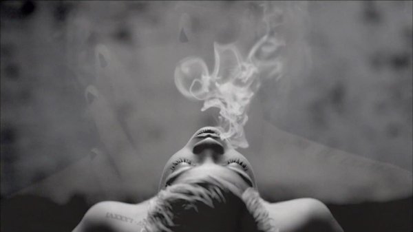 Дым и девушка