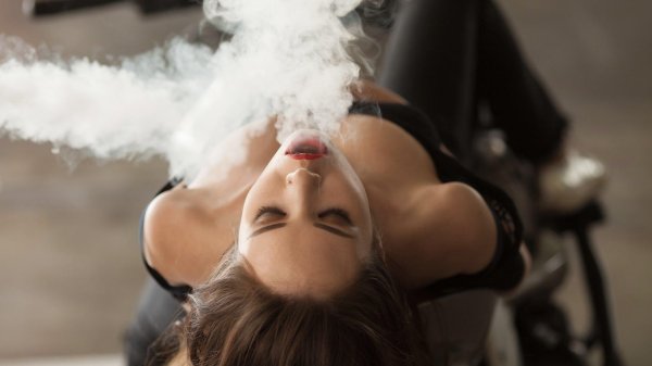 Дым и девушка