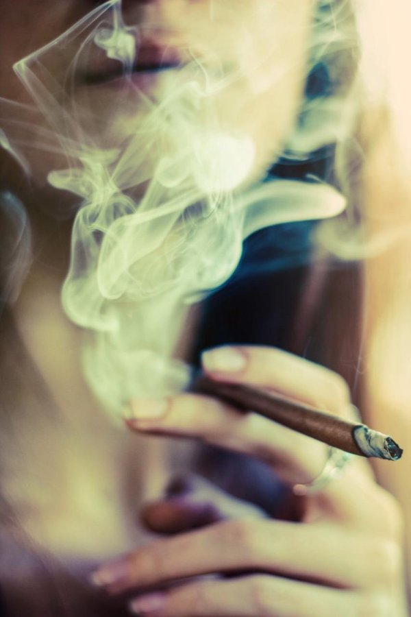 Дым и девушка