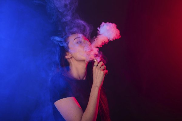 Дым и девушка