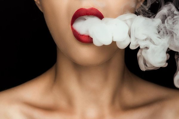 Дым и девушка