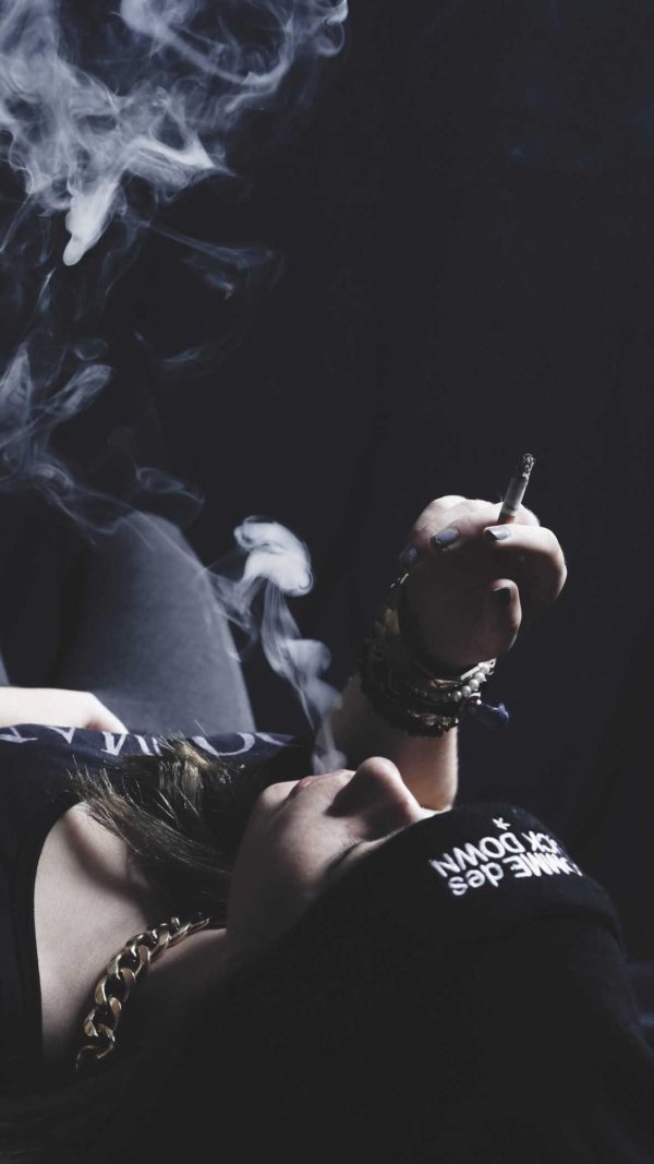 Дым и девушка