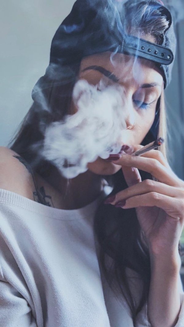 Дым и девушка