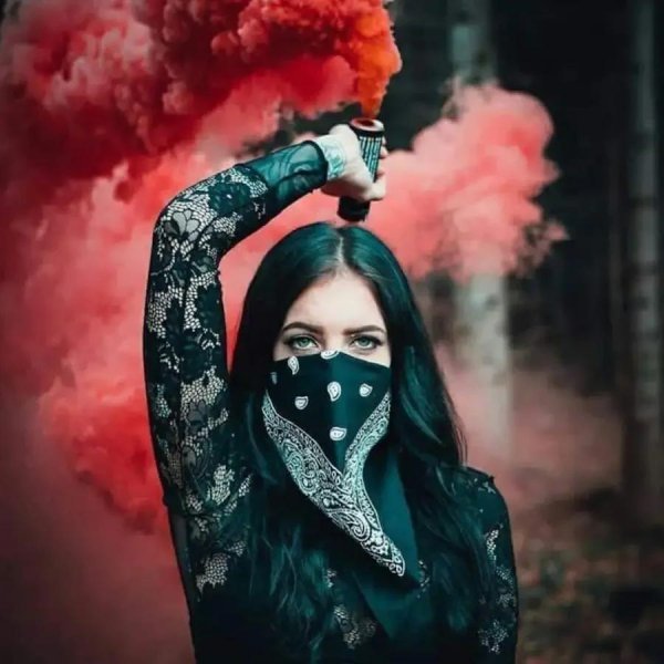 Дым и девушка