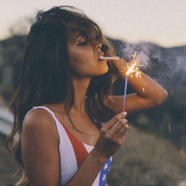 Дым и девушка