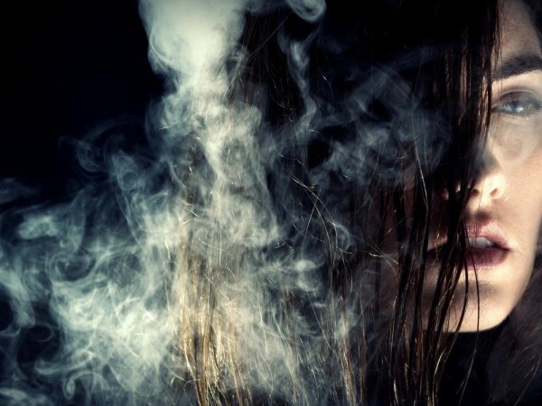 Дым и девушка