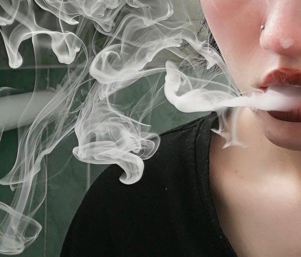 Дым и девушка