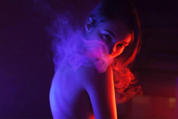 Дым и девушка