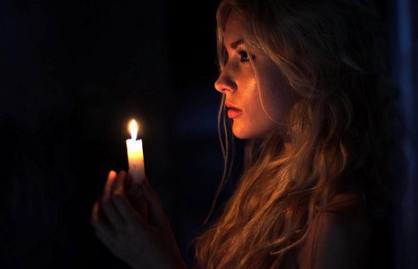 Девушка со свечой
