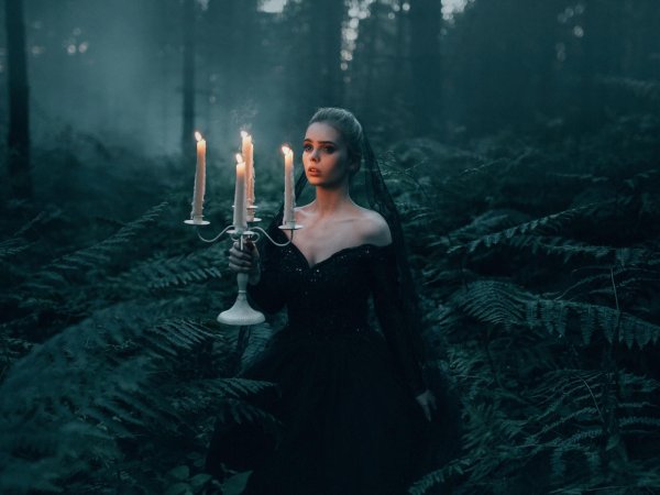 Девушка со свечой