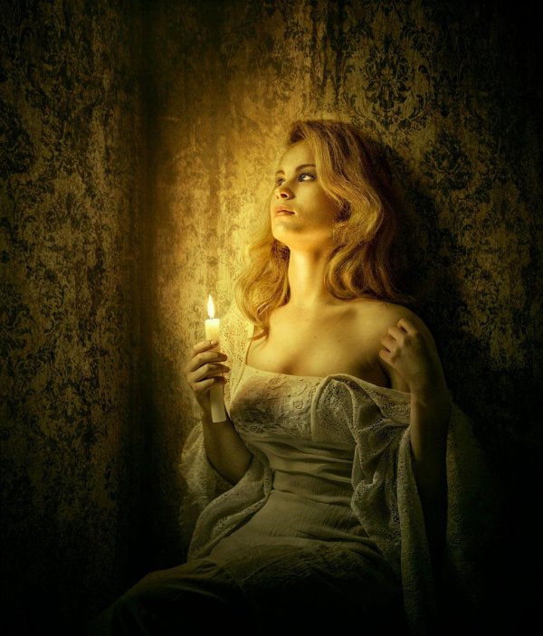 Девушка со свечой