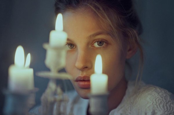Девушка со свечой