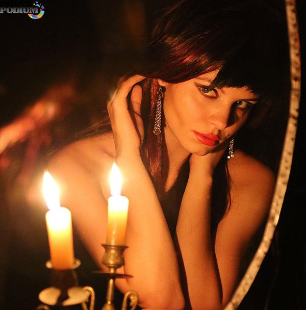 Девушка со свечой