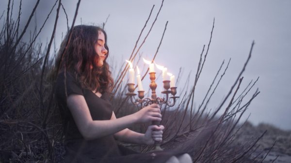 Девушка со свечой