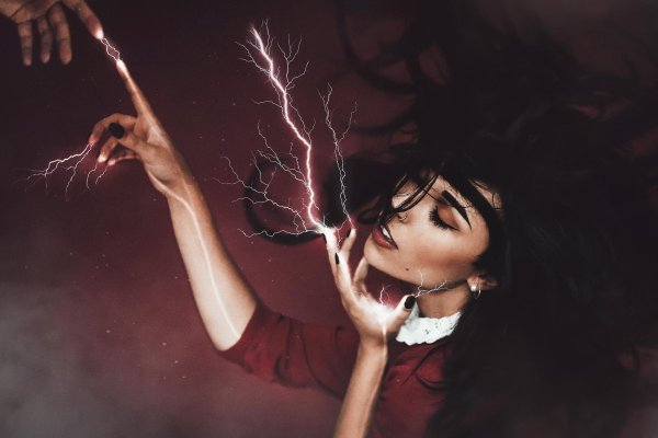 Девушка и молния