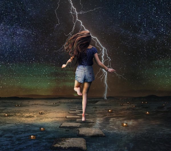 Девушка и молния