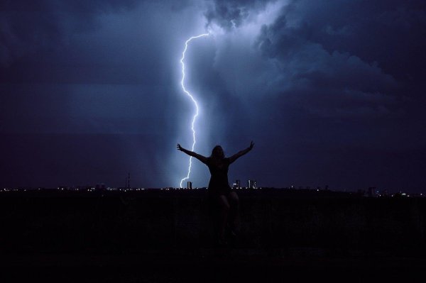 Девушка и молния