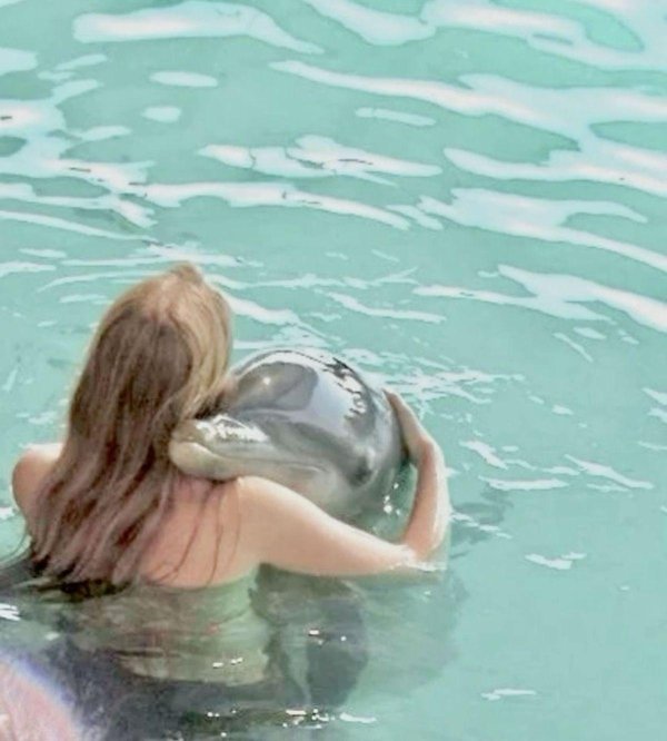 Девушка с дельфином