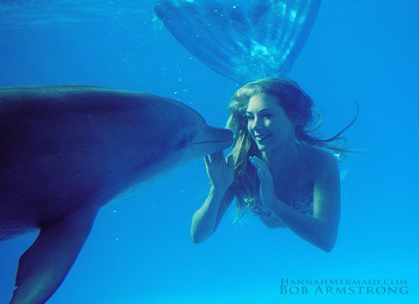 Девушка с дельфином